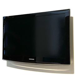 Samsung Flat Screen TV (LN32C460)