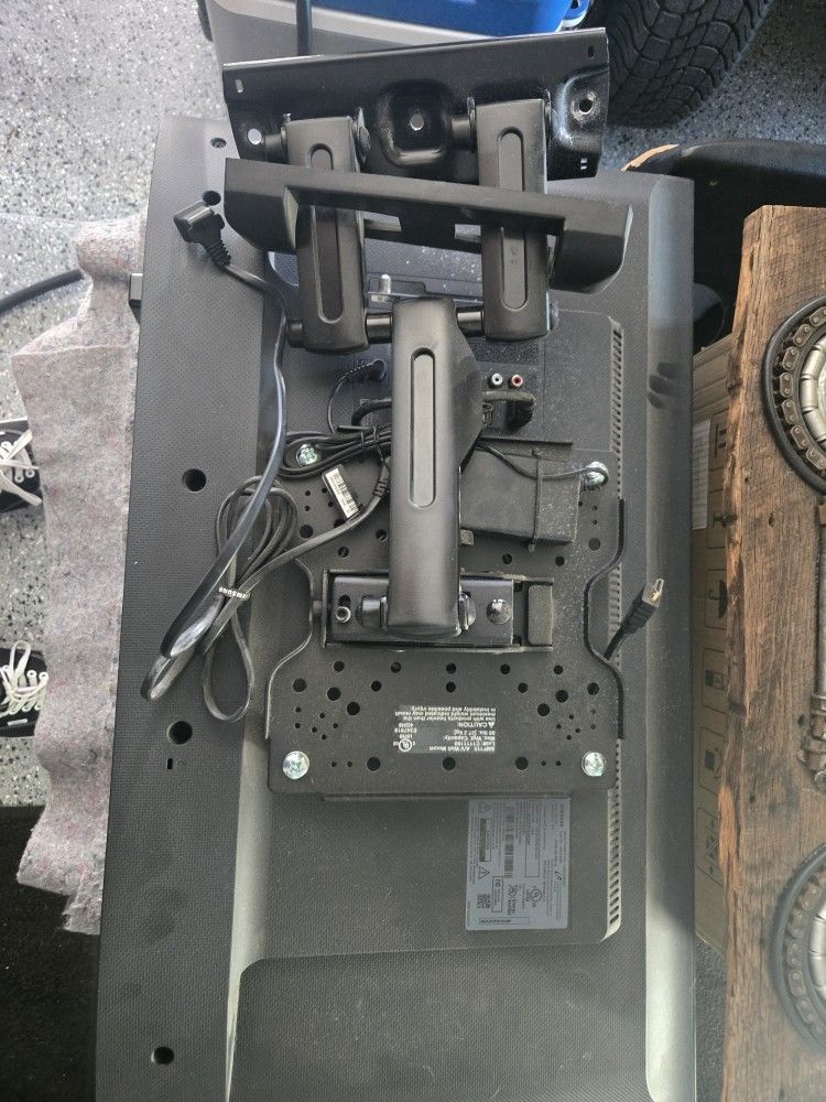 Samsung 32" Smart TVand Apple TV 