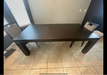 Dining room table, chairs & rug