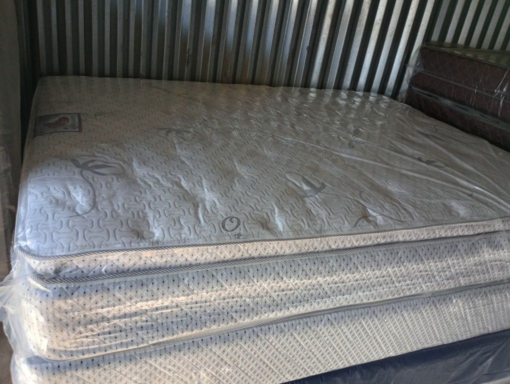 Brand New Queen Size Pillowtop Mattress Included Box Spring Free Delivery