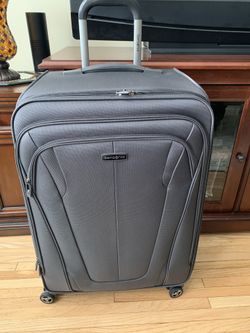 Samsonite NEW Medium Spinner Suit Case.