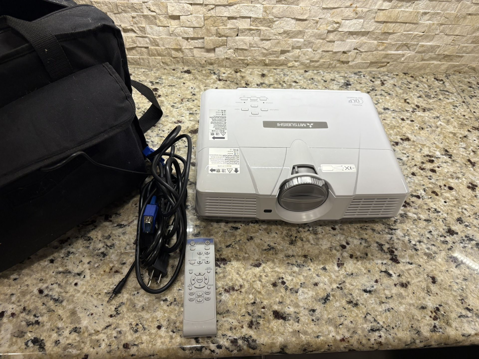 Mitsubishi XD500U DLP Projector - PLEASE READ DESC