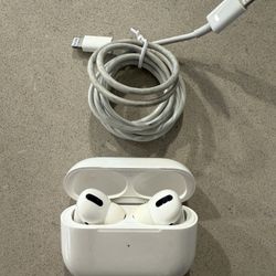 AirPods Pro 1st Gen w/ Apple USB C Lighting Cable