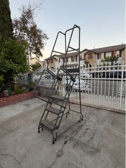 Rolling warehouse ladder