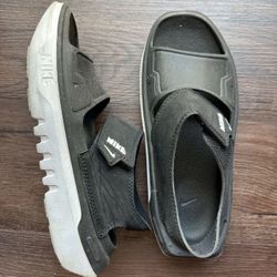 Like New Nike Playscape Sandal’s, Size 4 Black/White 