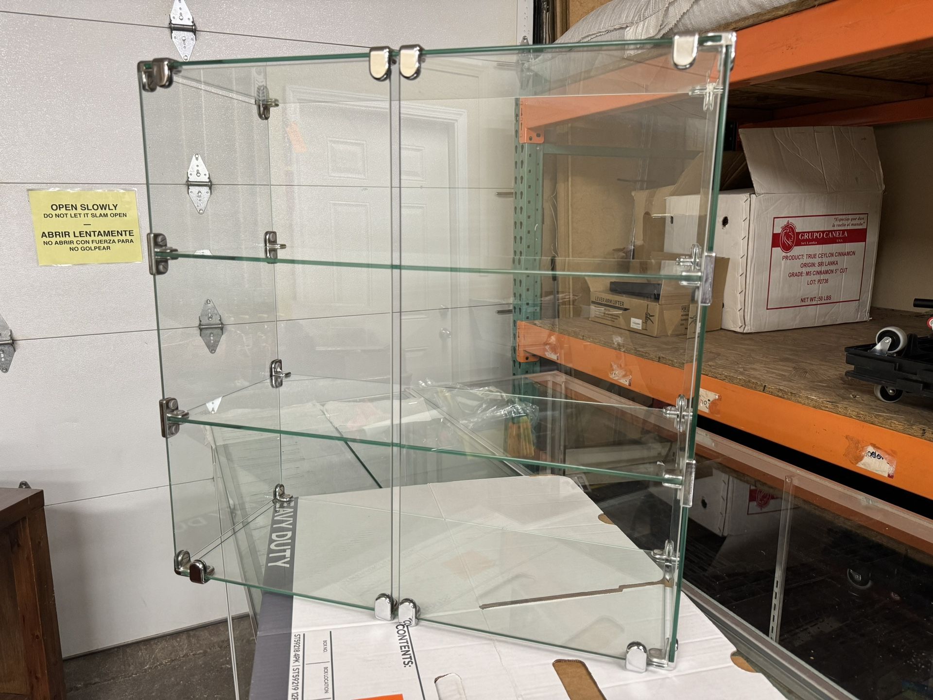 Glass Display Case / Vitrina De Vidrio