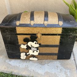 Selling A Large Vintage Trunks , Great Display 