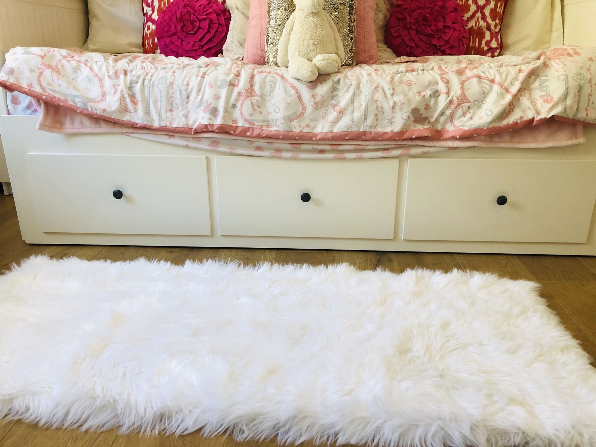 White twin daybed. Has lots of storage underneath. Great bed barely used. In great shape. for