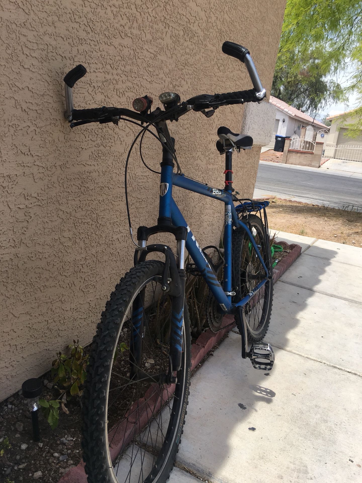 Trek 820 hotsell sr suntour m2025