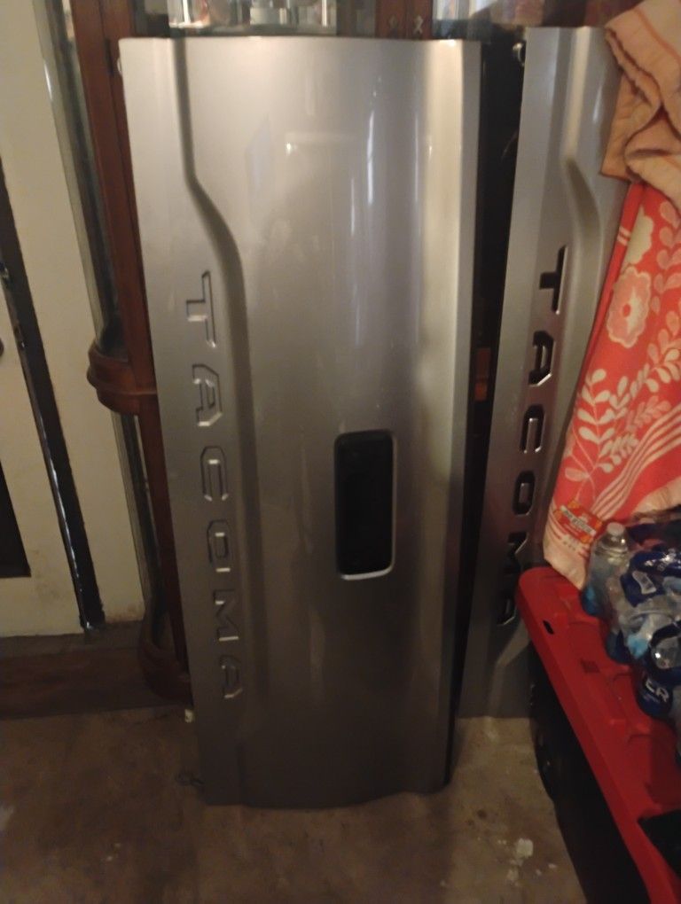 2016-2021 SILVER TACOMA  IMPRINT TAILGATE