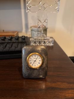 Vintage Nautica Quartz Desk Clock in Stone/Marble-Look Holder – Works