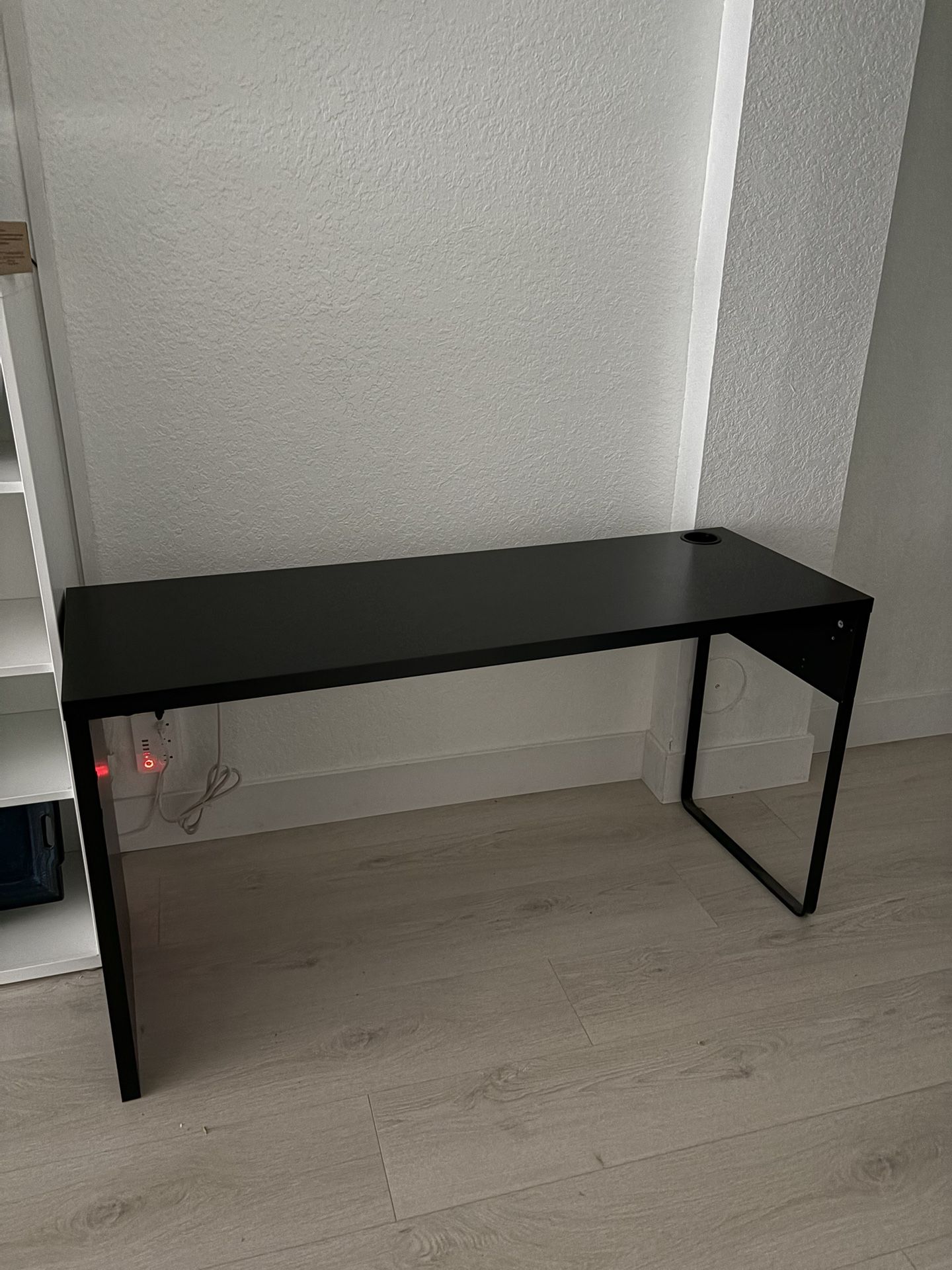FREE IKEA DESK - Pick Up Only In Doral!