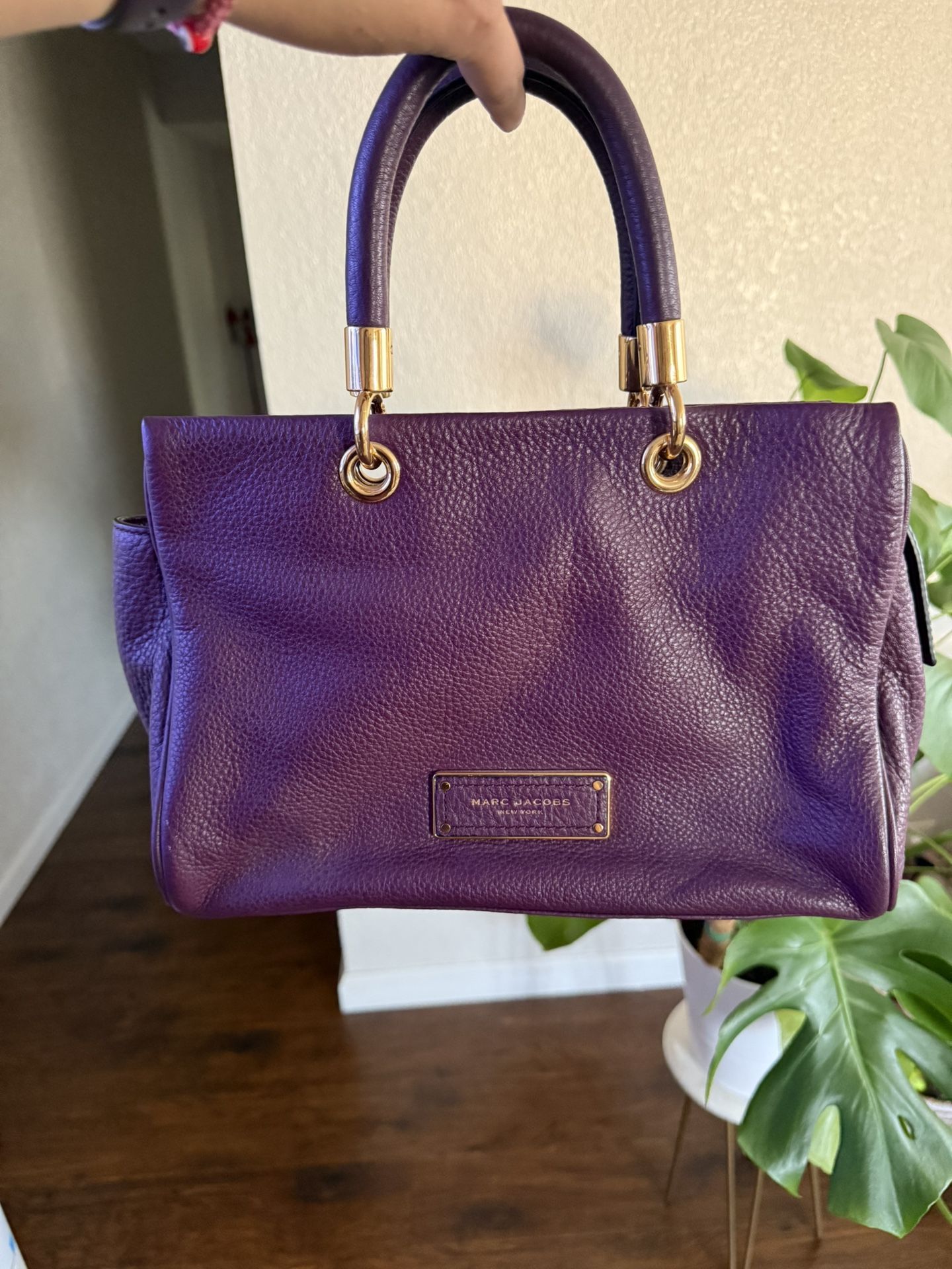 MARC JACOBS LEATHER BAG TOO HOT TO HANDLE TOP ZIP BAG