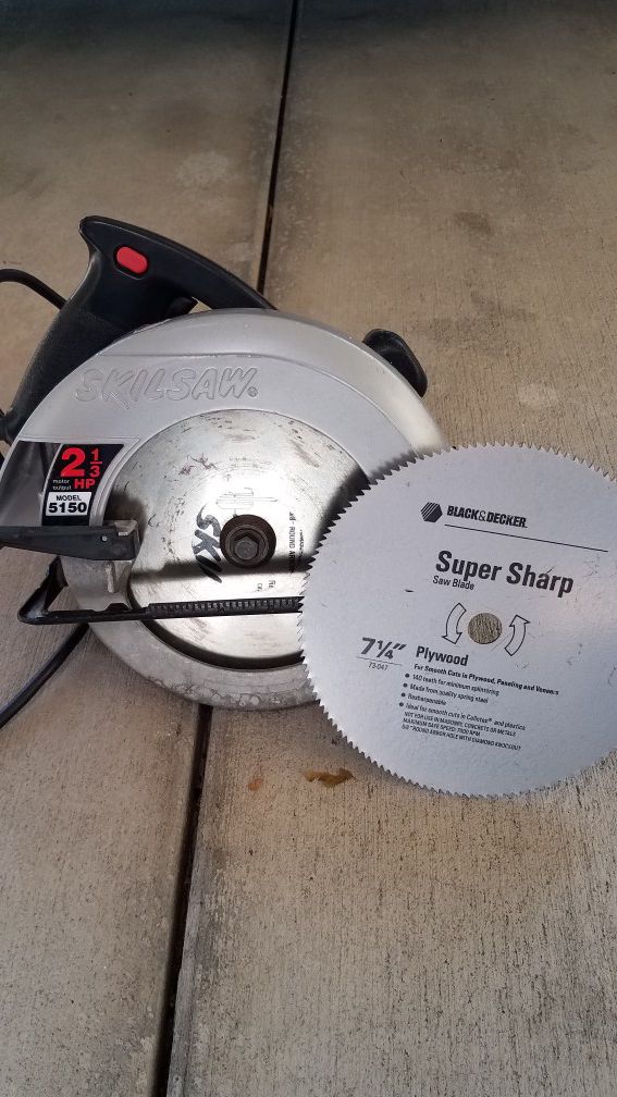 7 1/4" circular saw (Skilsaw) with extra blade in excellent condition