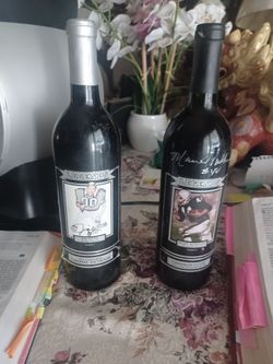 Raiders collectible wine