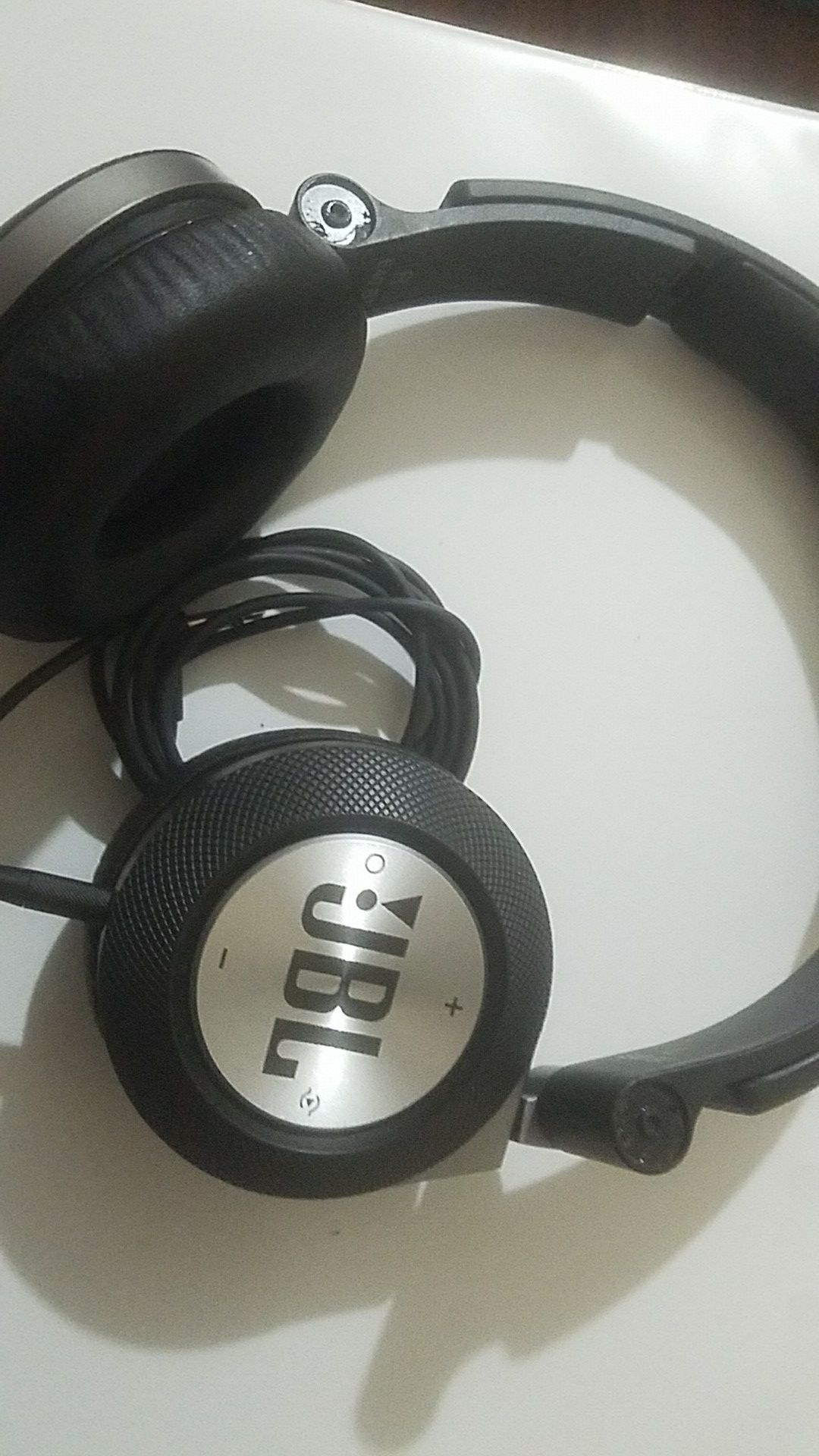 JBL e40BT headphones