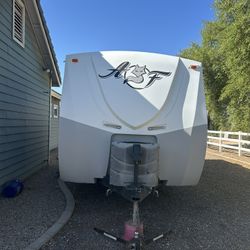 💥 2016 Arctic Fox 25R Travel Trailer – Solar, Newer Tires, Hitch Included 💥