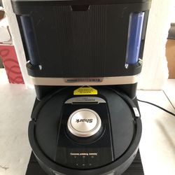 Shark - Robot Vacuum & Mop PowerDetect NeverTouch Pro, Combo, Self-Emptying & Self-Refilling with Self-Clean Pad Wash & Dry - Black Model: RV2820ZE