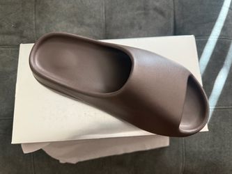 Yeezy YS-01 slide chocolate.