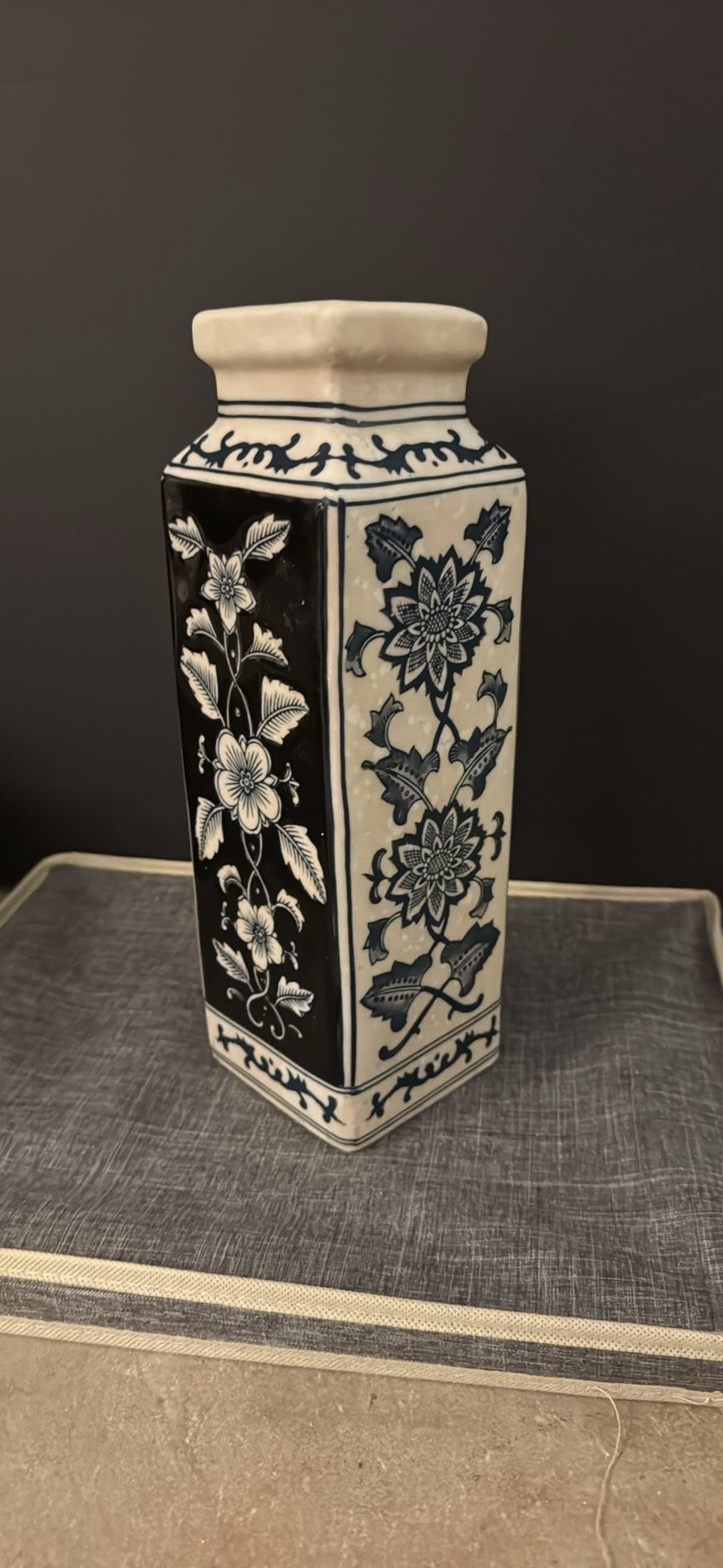 Square vintages blue and white floral chinoiserie vase