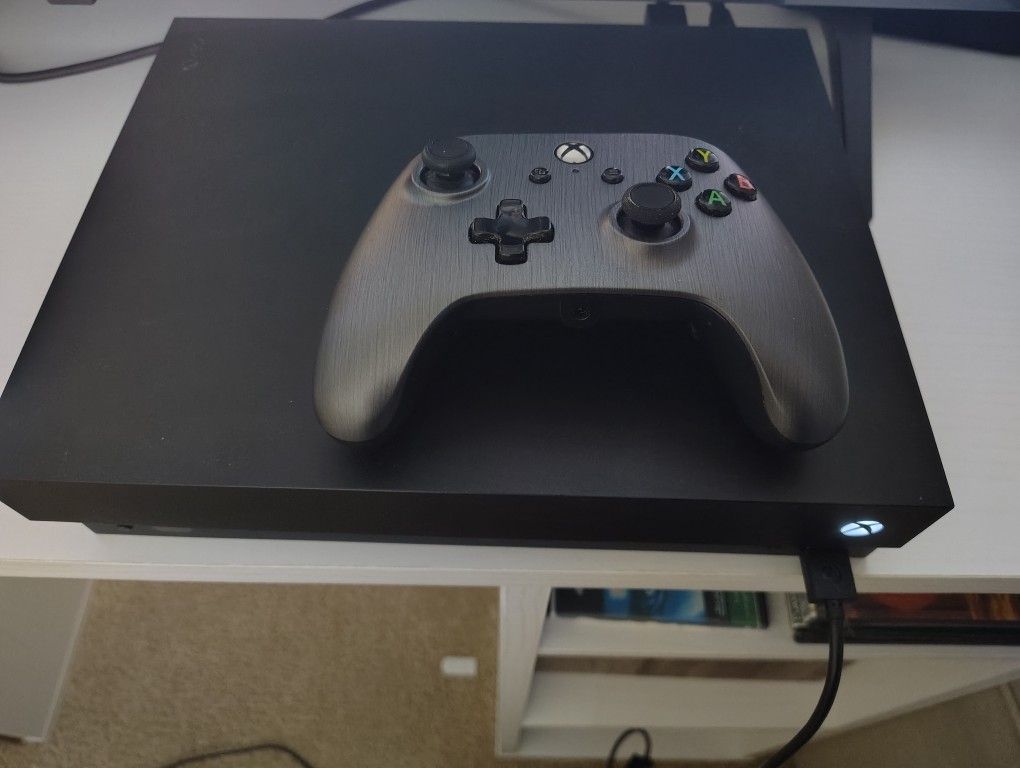 Xbox One X + Wired Controller