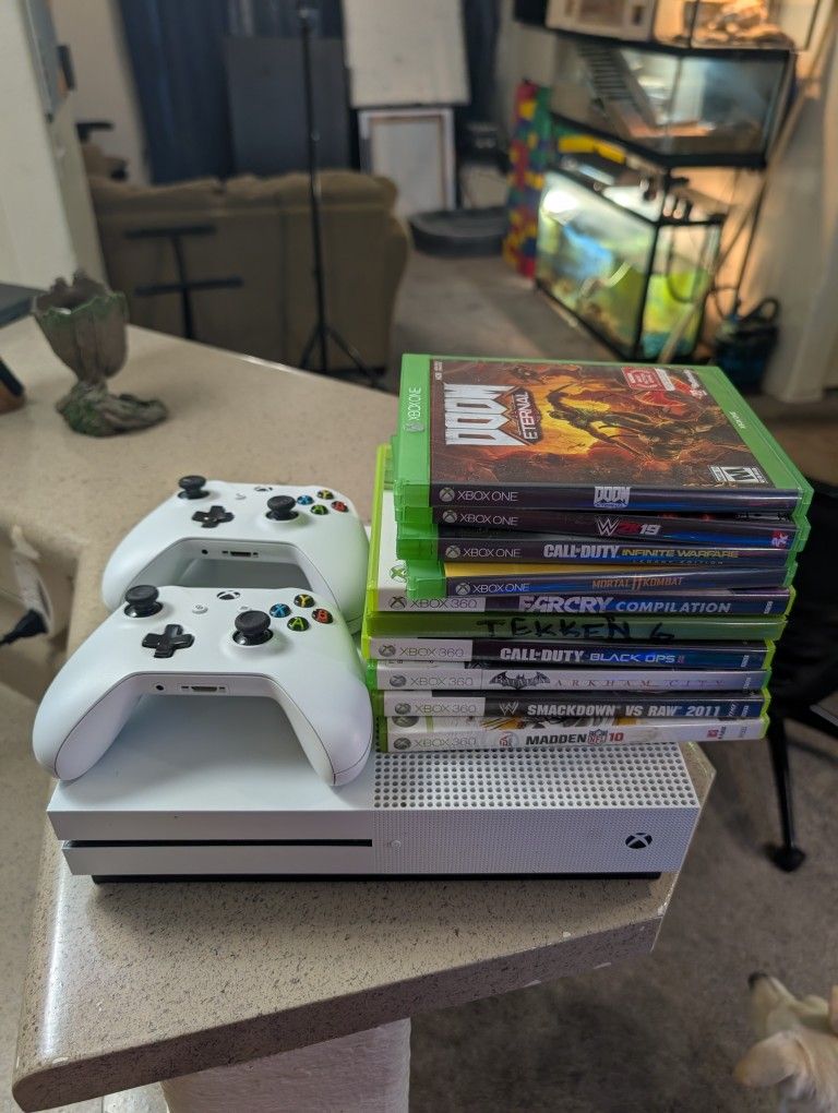 (150$)Xbox One S With 2 Controllers 4 Xbox One Games