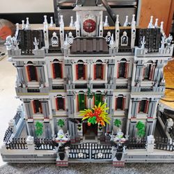 ELAICREE – Madhouse Modular Building (7537 Pieces)