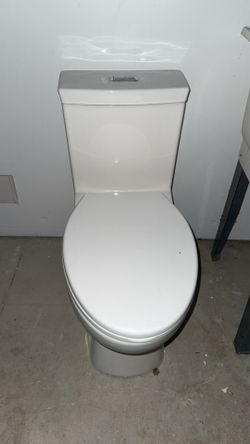 One-Piece White Toilet – Excellent Condition