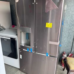 General Electric Refrigerator With Water+Ice Maker
