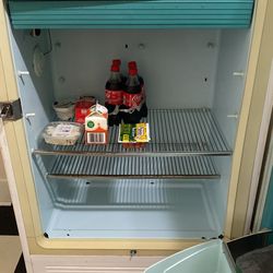Vintage Hot Point Refrigerator for Sale in Gadsden, AL - OfferUp