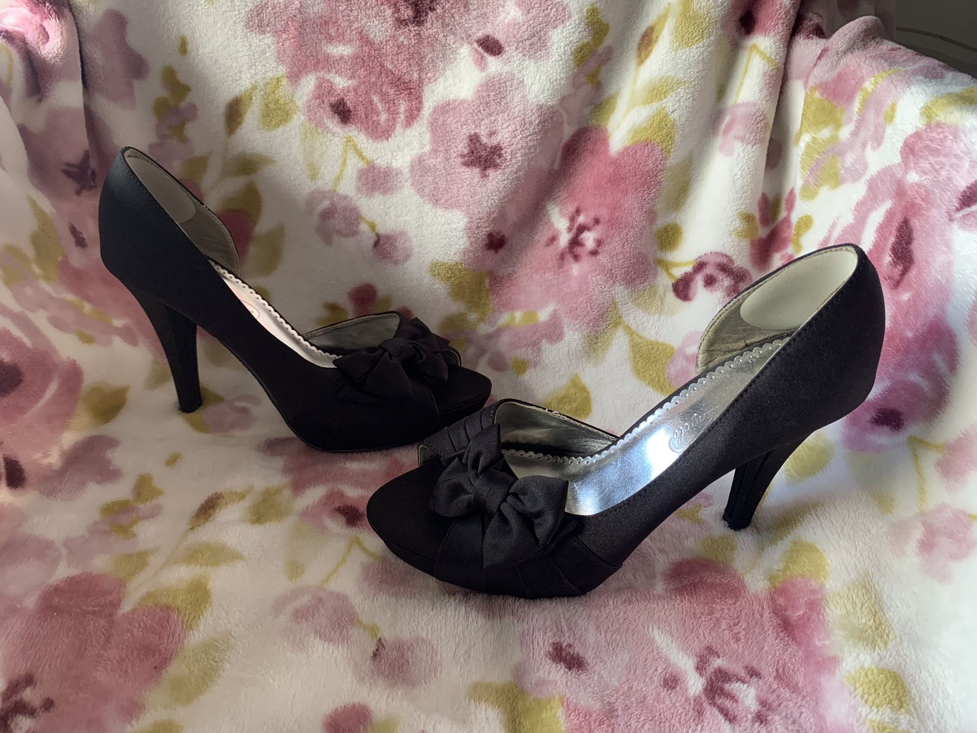 Michaelangelo Maribelle Stilettos 8M Black Silky Peep Toe Pumps Bows 4.25 Heels