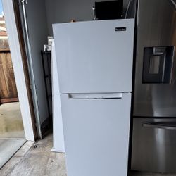 Magic Chef Top-Freezer Refrigerator – Works Great