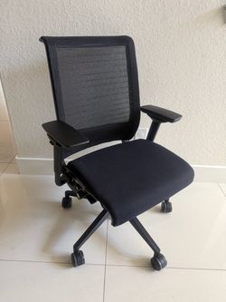 Steelcase Ergonomic Office Chair – Excellent Condition