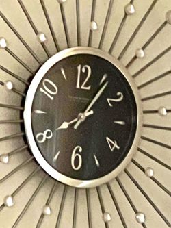 Crystal wall clock