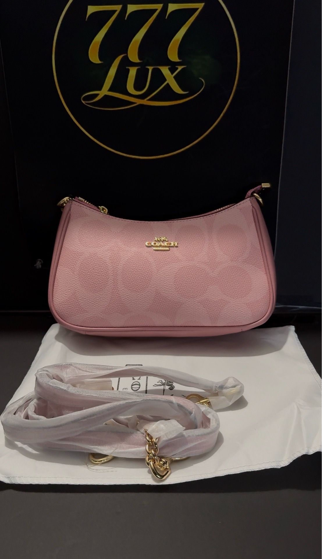 👜 Coach Signature Shoulder Bag Pink
