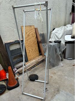 Clothes stand foldable 5 feet tall and collapses in one