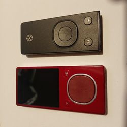 Reproductor MP3 Digital Microsoft Zune  8gb Rojo  , Carga Pero No Enciende, Trae Base De Carga , Cables , Control Remoto.  Y Estuche