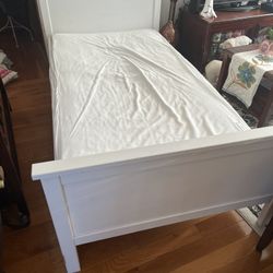 Twin bed with mattress 