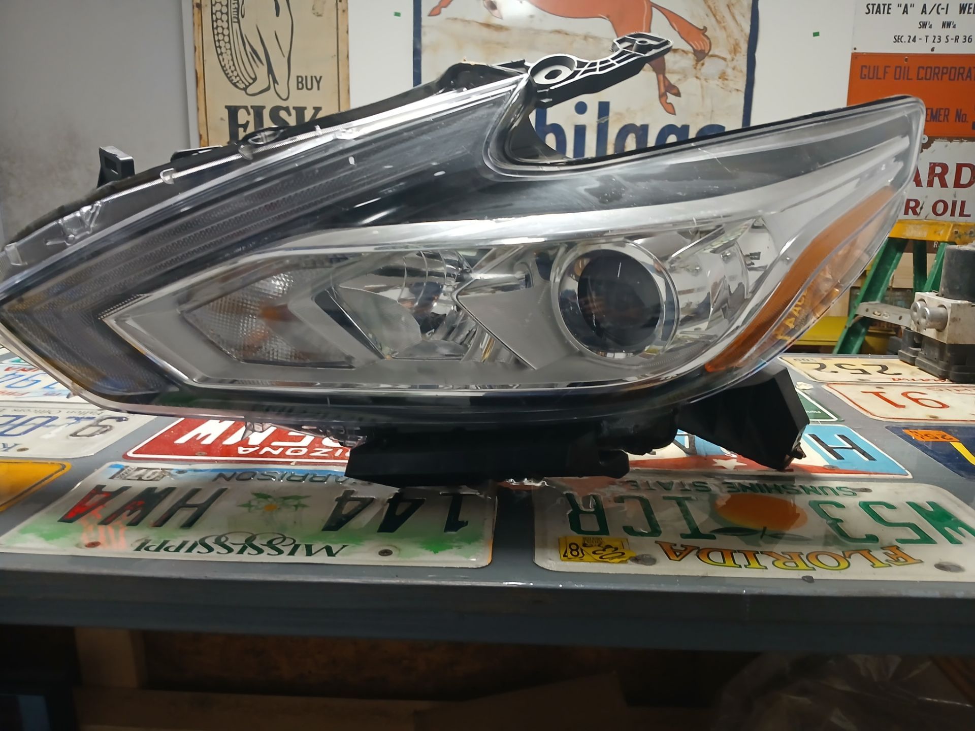 16-18 Nissan Altima Left Driver Side original Halogen Headlight