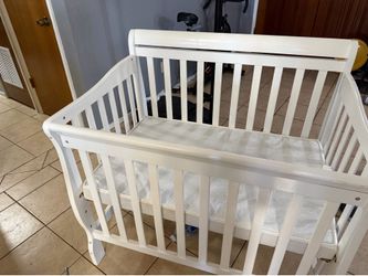 Used baby crib
