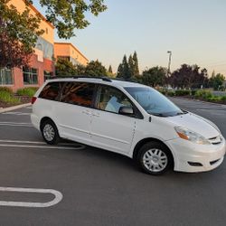 2009 Toyota Sienna LE. Clean Title. Runs perfectly. **Please READ**