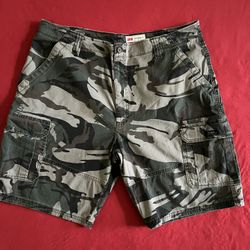Men’s Wrangler relaxed fit camo cargo shorts size 40 