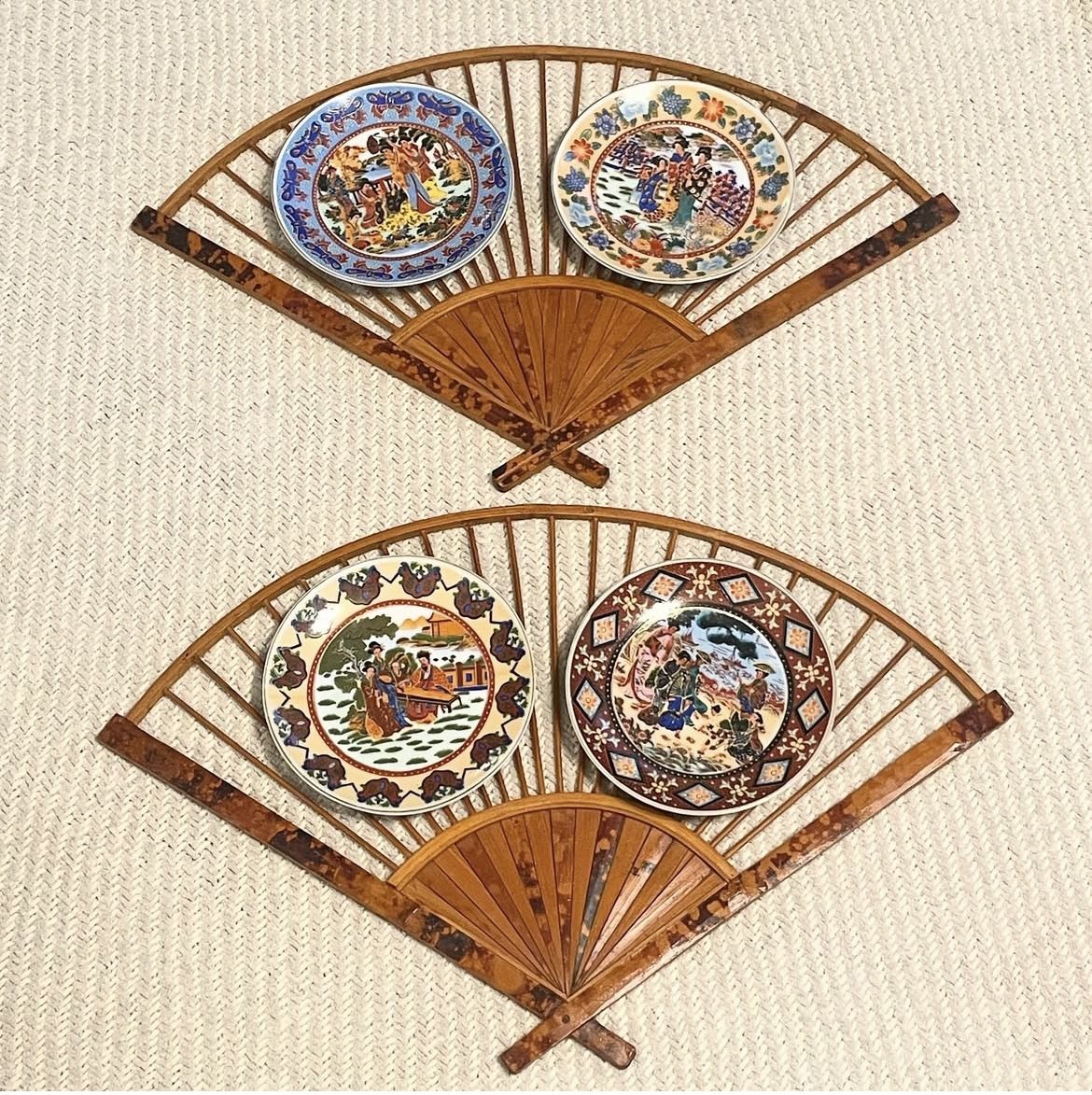 Vtg 6” W Japanese Geisha Plates (4) & Vtg Tortoise Bamboo Fan Wall Hangings (2)