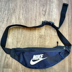 Nike Fanny Pack Black Swoosh Waist Bag Crossbody Adjustable Like New 56323