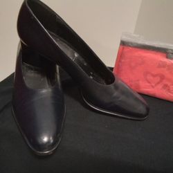 " Bandolino" Midnight Navy Blue Leather Low- Heel Slip-on Shoes  Size7 (Worn Once/ No Box)$25.00