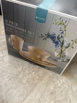 🍽️ 16-Piece Dinnerware Set – $20 OBO