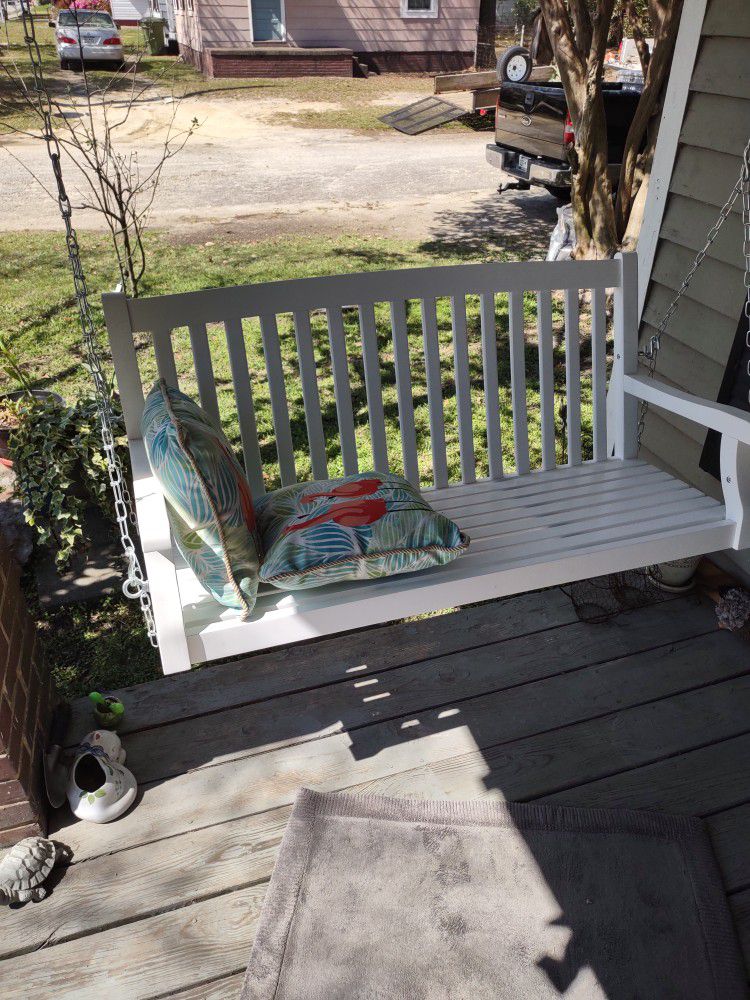 Porch Swing White Nice Like New In Great Shape