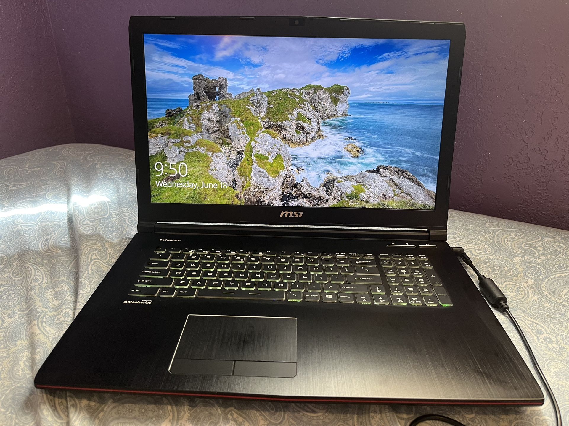 MSI GE72 7RE Apache Gaming Laptop – i7 / GTX 1050 Ti / 16GB RAM – Needs Hinge Repair