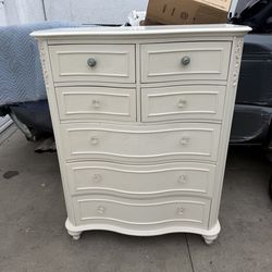 7 drawer white dresser! Free delivery