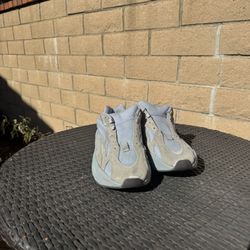 Yeezy V2 Hospital Blue Sz11